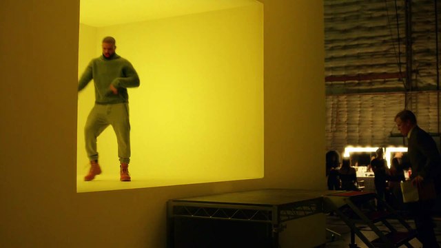Drake se parodie lui-même dans une pub pour le Super Bowl - Hotline bling