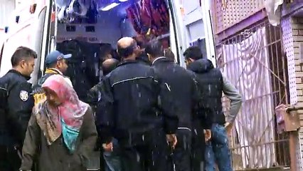 112'ye döner bıçağıyla saldırdı, kelepçelenerek hastaneye götürüldü