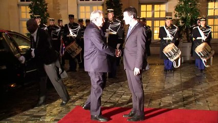 Manuel Valls reçoit Raul Castro à Matignon