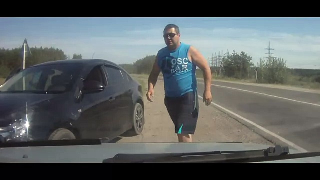 Подстава на дороге ( мужику не повезло)