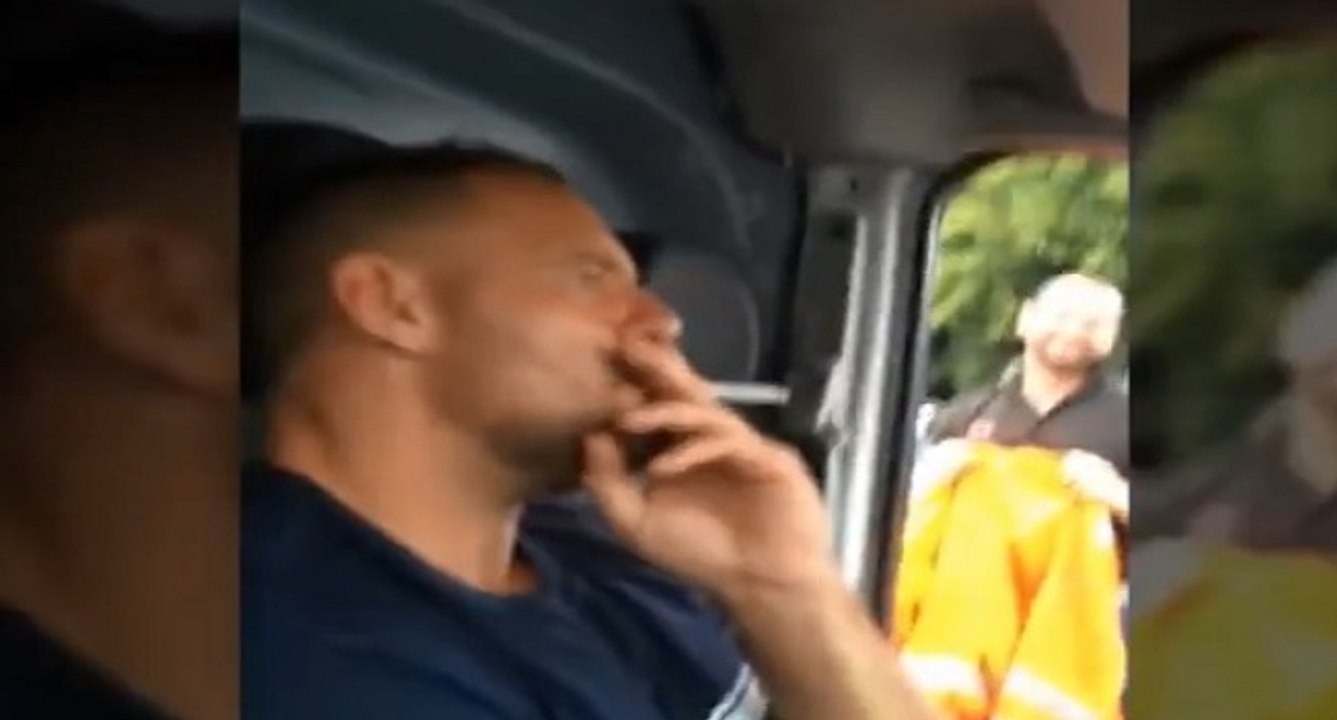 Il piège la cigarette de son collègue avec un petard