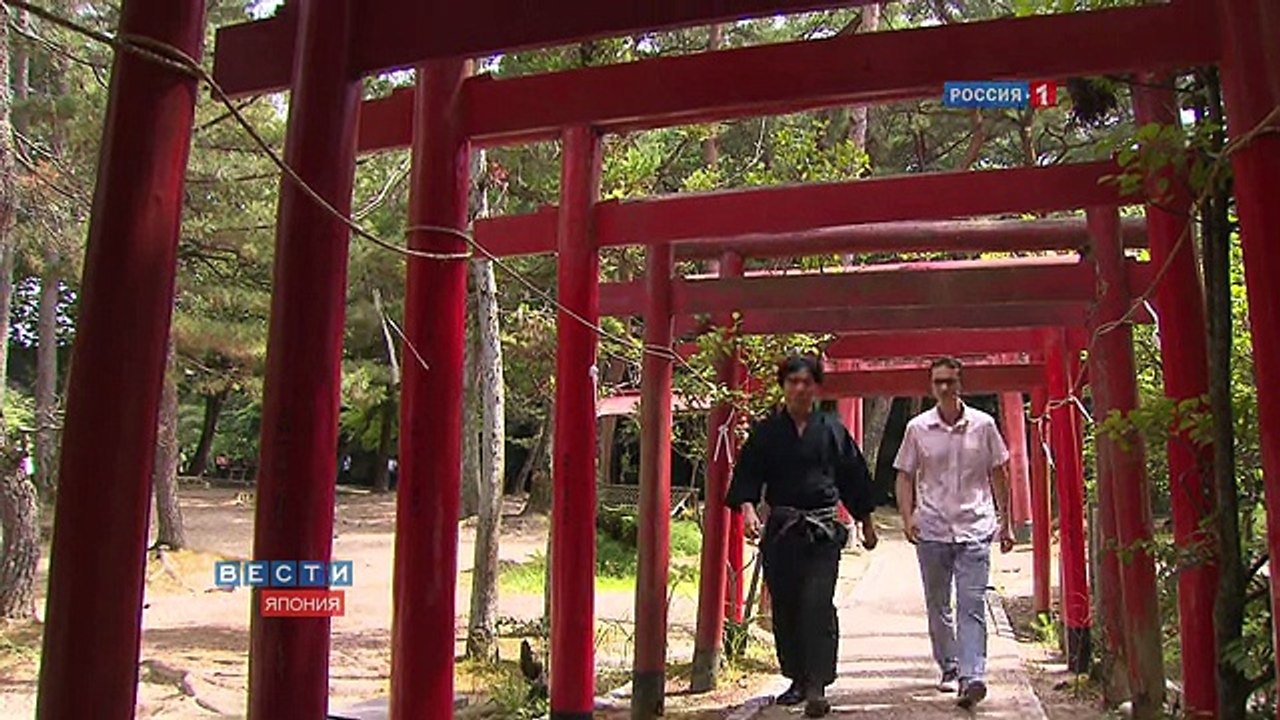 Japanese Ninja does bizarre trick with his body