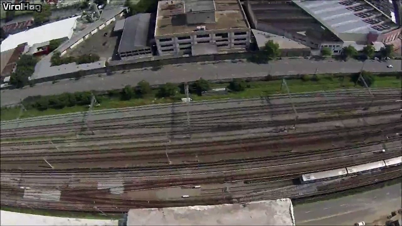 Base Jumper très chanceux dans son malheur - Atterrissage douloureux après que son parachute se soit déchiré