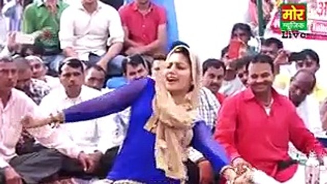 Girl Dancing in Public Place And Showing- desi girls video
