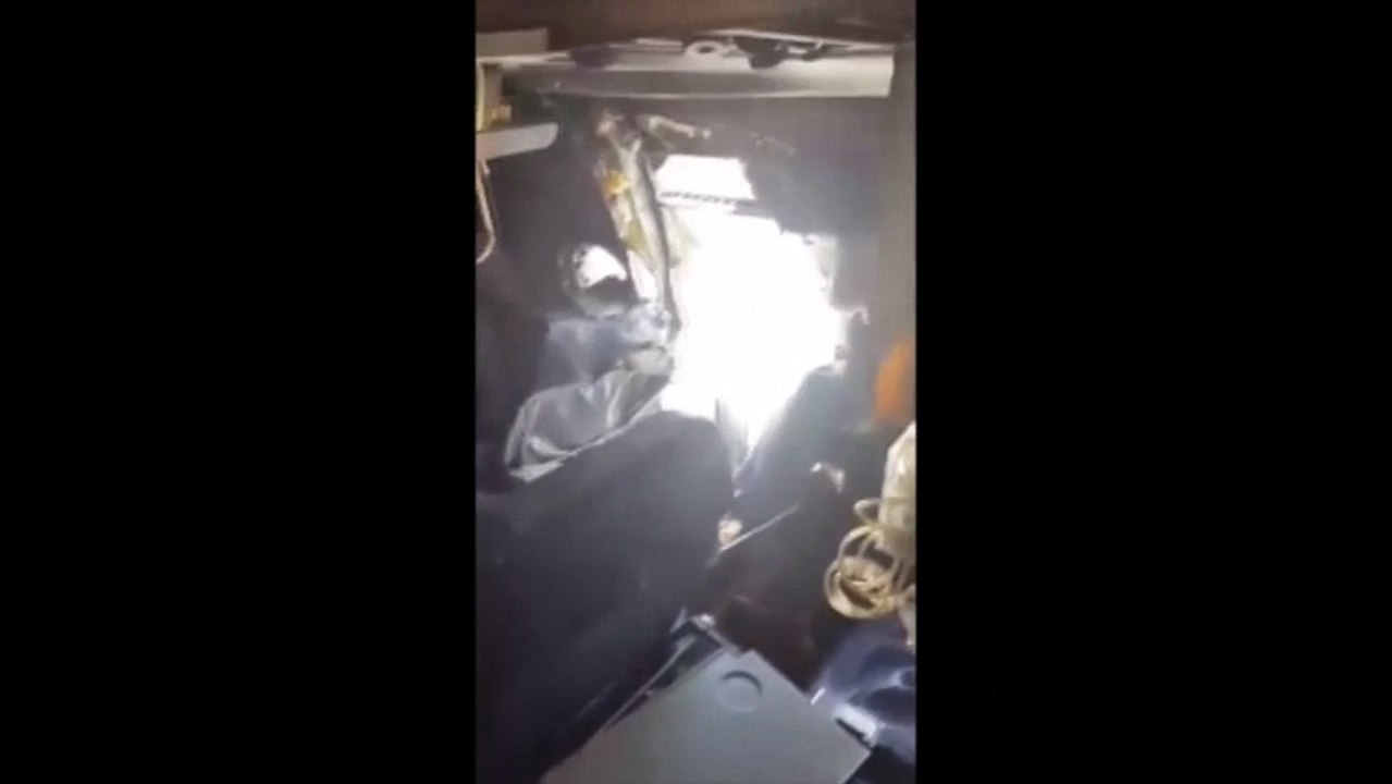 Une explosion troue le fuselage d'un avion au décollage