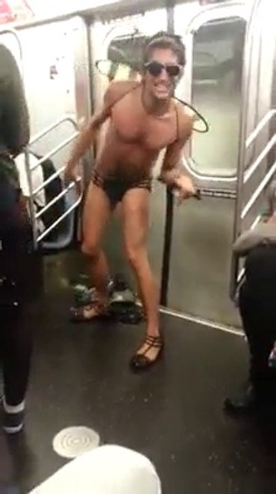 XXX NOOSSAA ! Uma abelha no metrô...