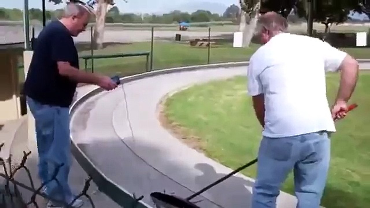 Маленькая моделька машины набрала 330 км-ч