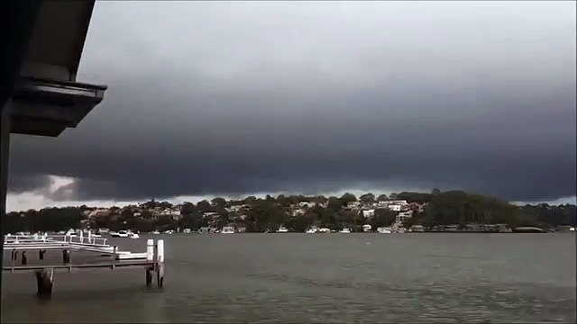 Homem grava tempestade e escapa da morte por um triz após raio cair poucos metros à frente