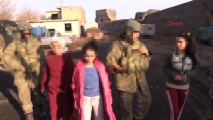 Diyarbakır- Sur'da Askerler Bazı Vatandaşların Tahliyesini Gerçekleştirdi 1