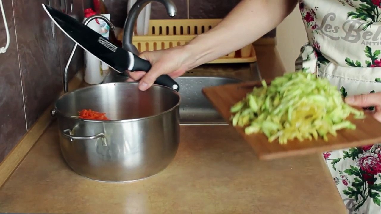 Мясной салат Оливье в волованах из слоеного теста