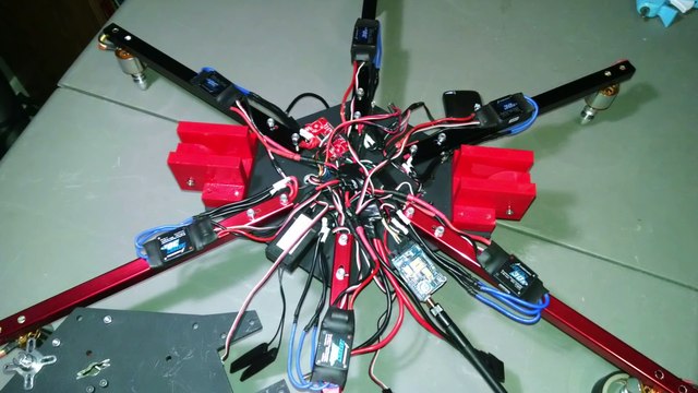 Un drone armé d'un pistolet Airsoft gun super maniable et précis