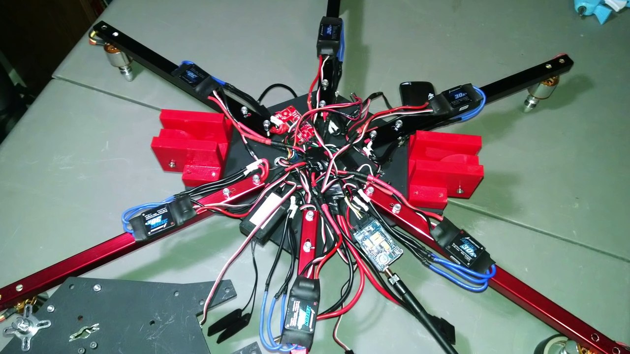 Un drone armé d'un pistolet Airsoft gun super maniable et précis