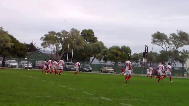 Insolite : Un cycliste prend un ballon en pleine tête !