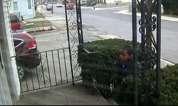 Une mère de famille envoie son fils voler un colis