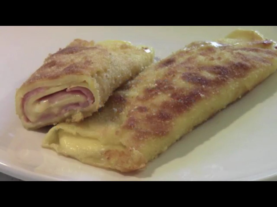 Panierte Palatschinken gefüllt mit Schinken und Käse
