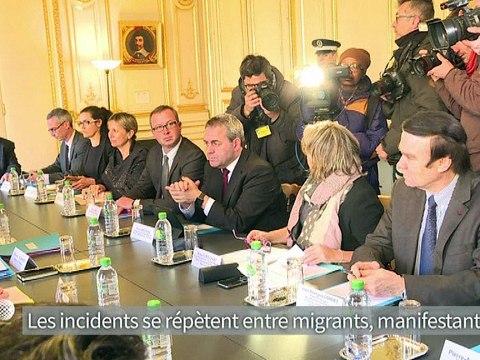 Calais: Cazeneuve serre la vis sécuritaire face à des élus en quête de fermeté