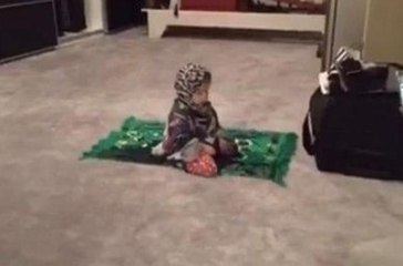 Demet Akalın 2 yaşındaki kızını örttü, namaz görüntülerini paylaştı