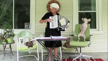 Akordion Çalan Yaşlı Kadına Dans Ederek Eşlik Eden Köpek