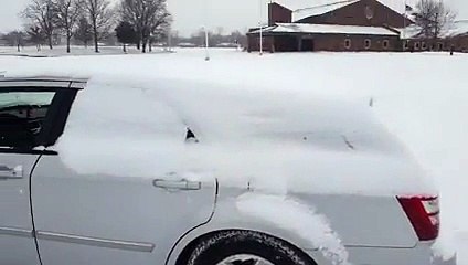 Arabanın Üzerinde Biriken Karı 2 Saniyede Temizlemek