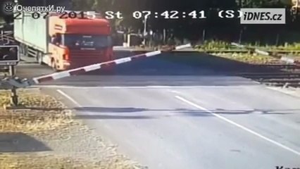 Глупый водитель на фуре против поезда