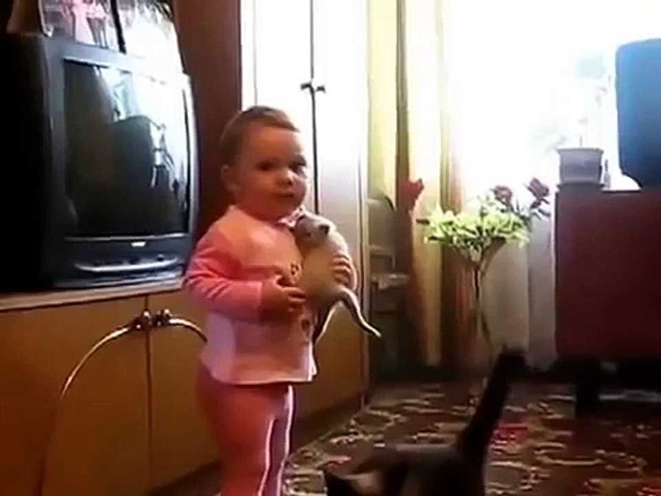 КОШКА ЗАБРАЛА КОТЕНКА У РЕБЕНКА  приколы!!!
