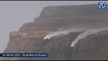 Une cascade coule à l'envers en Ecosse