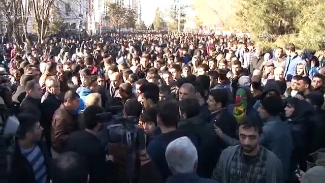 Diyarbakır'da sokağa çıkma yasağını protesto yürüyüşünde olay çıktı