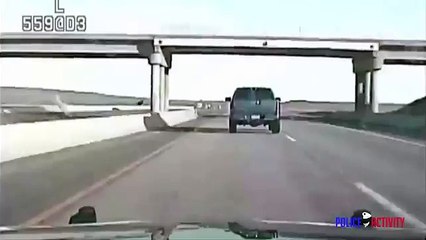 Delincuente salió expulsado de una camioneta al volcarse
