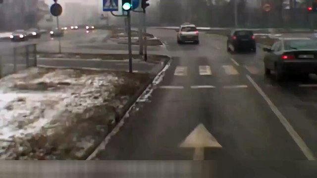 Водитель 18-ти тонного грузовика обманул лихача на дороге.