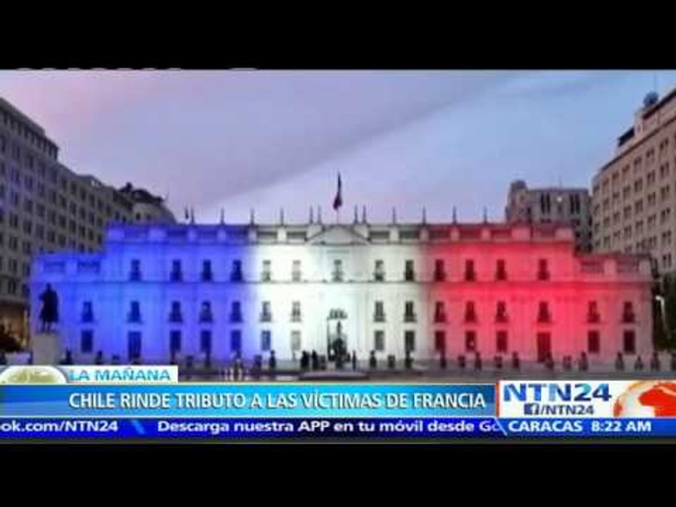 Palacio de Chile se tiñe de azul, blanco y rojo para rendir tributo a víctimas de los atentados