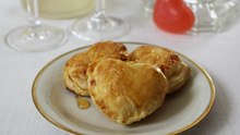Cuori di sfoglia ripieni di pere e pecorino