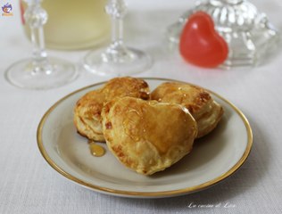 Cuori di sfoglia ripieni di pere e pecorino