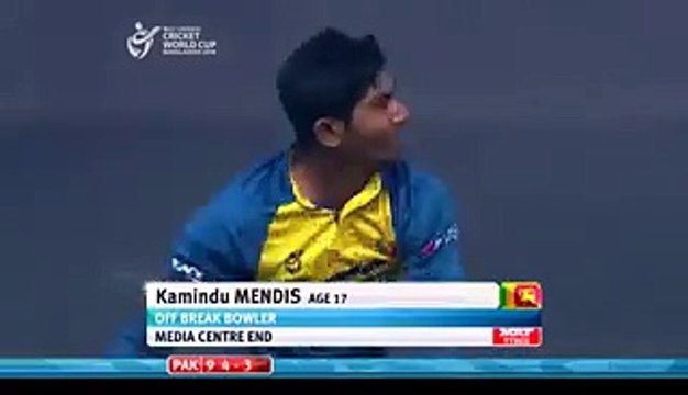 سری لنکن انڈر19 ٹیم کے بولرمینڈس نے دونوں ہاتھوں سے گیند کرا کر سب کو حیرت زدہ کردیا