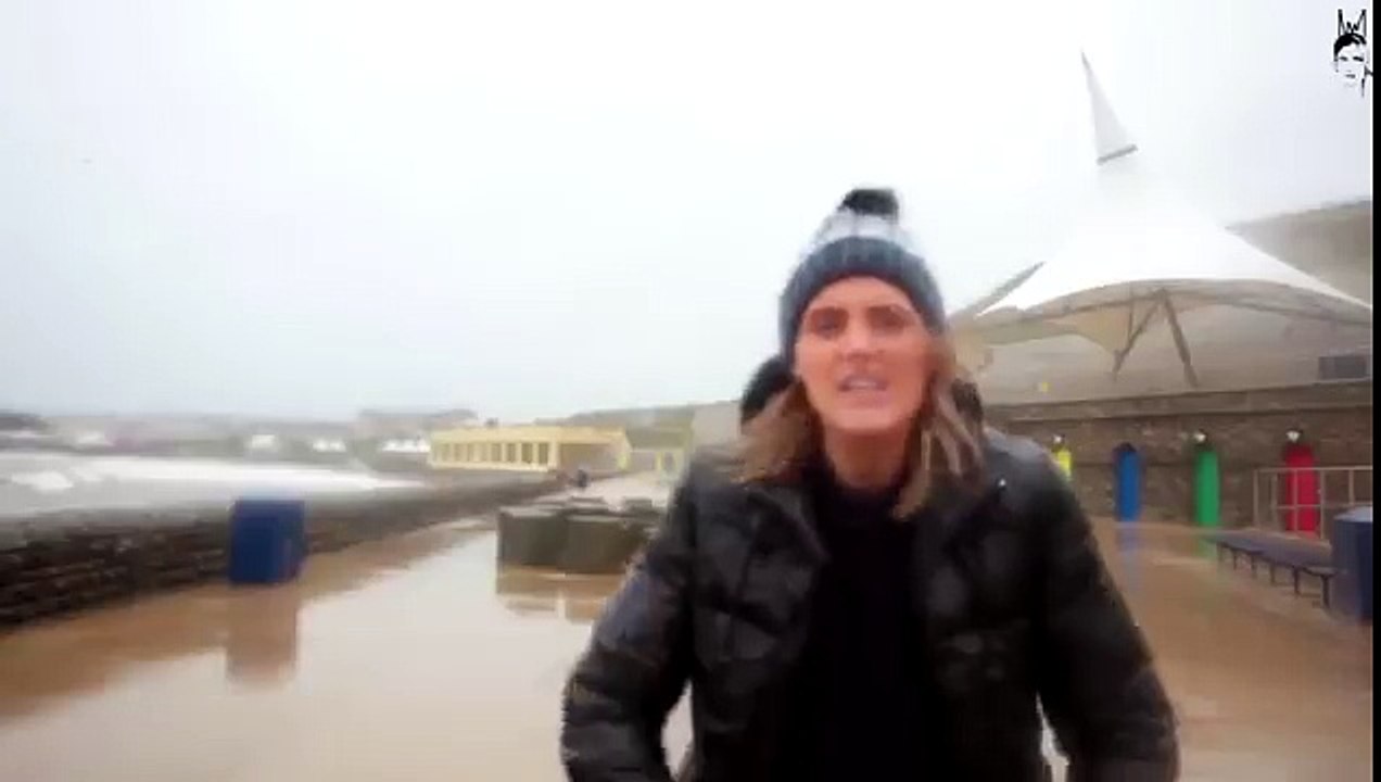 Une journaliste se prend un poisson dans la tête en pleine tempete