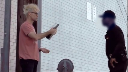 Фокусник троллит полицейского