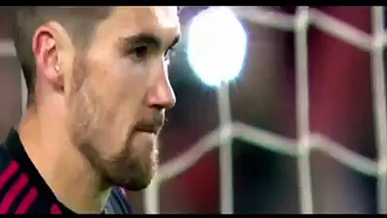 منذ قليل نيمار وقف على بعد ياردة واحدة وانتظر أكثر من 5 ثواني قبل أن يسدد ركلة الجزاء تفرج شصار