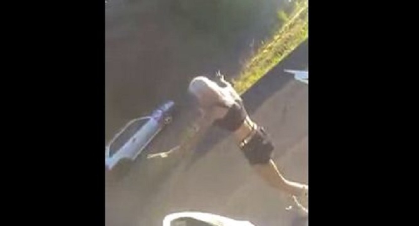 Une blonde fait coucou a des automobilistes