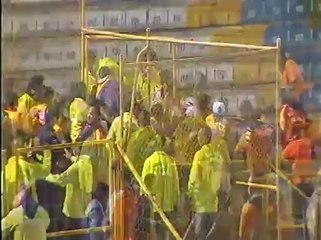 Tan tirando piedra que Jetonada estaban tirando pedazos de gradería que las reventaban contra el suelo y las mandaban