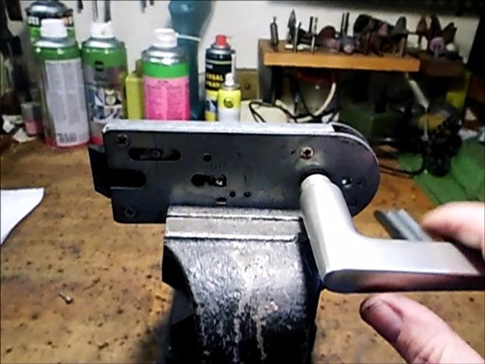 Glastürschloss Türklinke hängt Feder gebrochen.