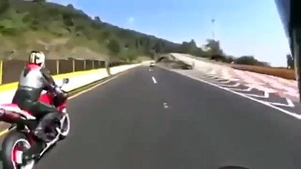 ACCIDENTE DE MOTO CONTRA LA MEDIANA (360p)