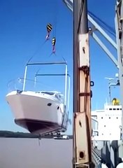 ACCIDENTES DE BARCOS_ YATE SE CAE AL AGUA (360p)