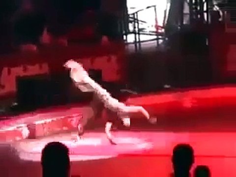 ACRÓBATAS DE CIRCO (360p)