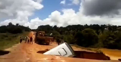 AGUJERO EN LA TIERRA SE TRAGA AUTOBÚS Y LO ESCUPE AL RÍO (360p)