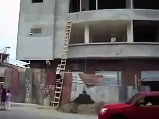ALBAÑIL NIVEL DIOS (360p)