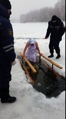 ANCIANA SE BAÑA EN AGUA HELADA (720p)