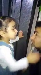 Polis Babasını işe beraber gitmeye ikna etmeye çalışan minik kız