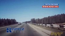 Truck tire explodes causing head on crash LIVE - Грузовые шины голова аварии