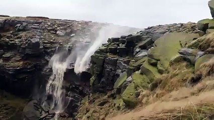 Rüzgârın gücü şelaleyi tersine akıttı