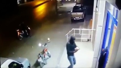 Müşteriler varken markete patlayıcı attılar