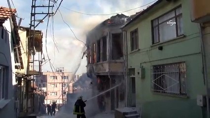 Tarihi bina alev alev yandı, yıkılışı kameralara yansıdı